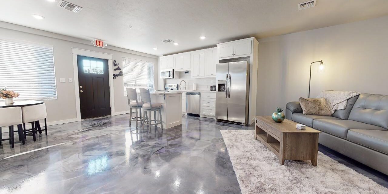 2104 Thoma Drive Elgin Realty